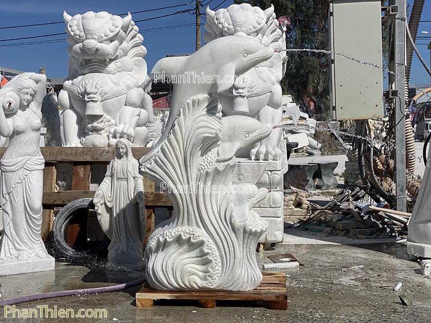 tượng cá heo phun nước bằng đá